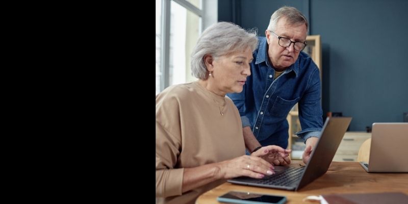 couple devant un ordianteur préparant son passant à la fibre Orange