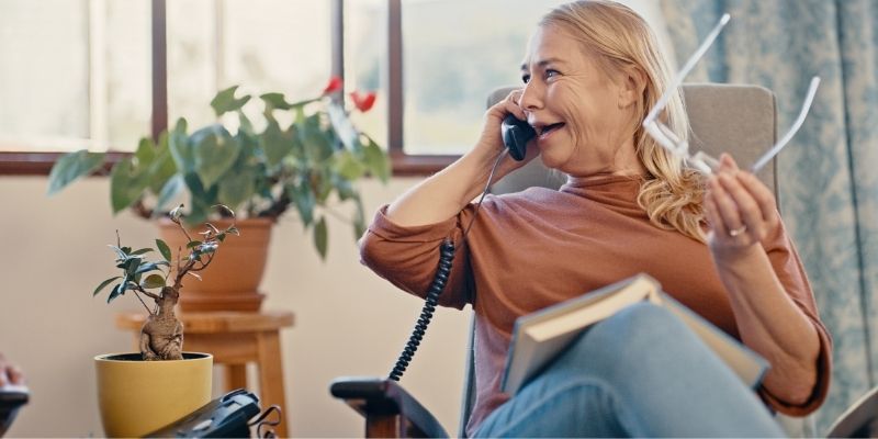 Senior qui peut continuer d'utiliser son téléphone fixe grâce aux solutions Orange 