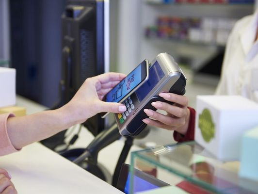 Terminal de paiement avec paiment téléphoen sans contact qui fonctionne grâce à la Fibre Orange