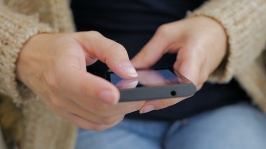 Photo d'un téléphone dans les mains d'un utilisateur