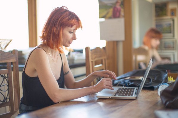 Photo d'une femme consultant internet depuis son ordinateur