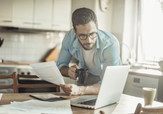 Photo d'un homme comparant sur internet les différents prix et solutions pour internet