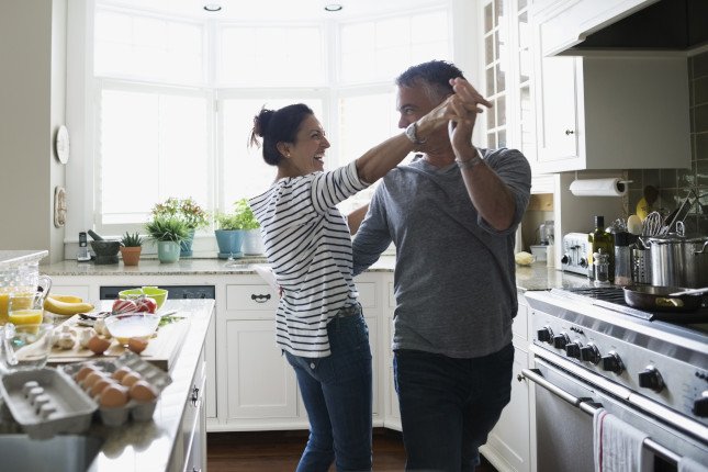 Photo d'un couple dansant dans leur cuisine