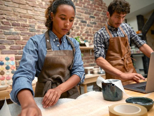 Photo d'artisans dans leur atelier connectés à internet