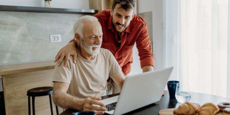Fils expliquant à son père comment faire attention au démarchage abusif